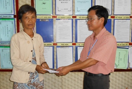 Gần 8 triệu đồng được trao tới hai học sinh “sợ mất mẹ” - 1 Gần 8 triệu đồng được trao tới hai học sinh “sợ mất mẹ”