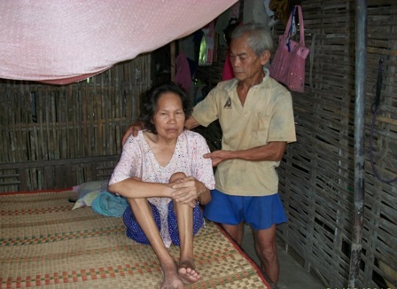 70 tuổi vẫn phải bổ củi cứu vợ