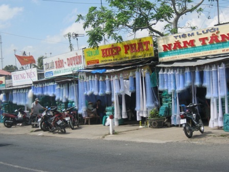 Bà con vùng lũ “eo sèo” vì nước lớn không về - 2 Nước về trễ, lang làng lưới Thơm Rơm (Cần Thơ) trở nên im ắng thế này