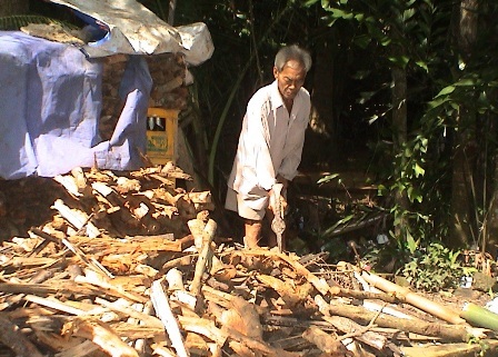 70 tuổi vẫn phải bổ củi cứu vợ