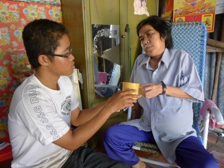 Mẹ nằm đếm từng ngày để... từ giã con