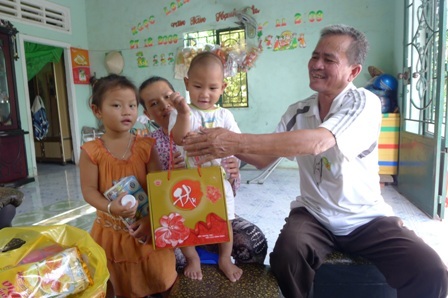 Bé Nhân Hòa tỏ ra rất thích với hộp bánh trung thu này