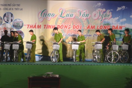Bạn đọc Dân trí tặng 26 xe đạp và cặp da cho học sinh nghèo - 6 Các chiến sĩ công an đưa xe đạp lên sân khấu, chuẩn bị đến phần trao cho các em học sinh nghèo.