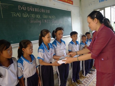 1.000 cuốn vở đến với học sinh nghèo tỉnh Trà Vinh