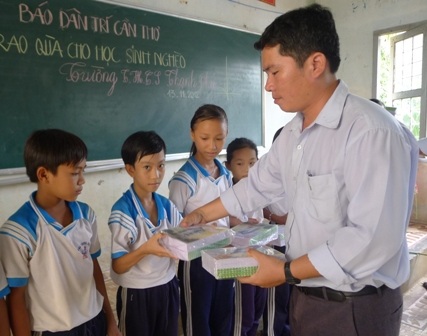 1.000 cuốn vở đến với học sinh nghèo tỉnh Trà Vinh