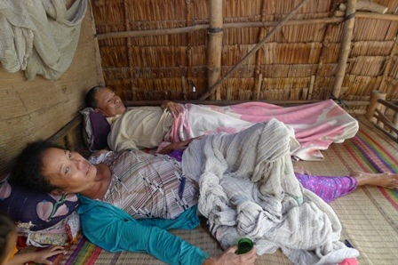 Ông đau, bà ốm, bé 4 tuổi không người chăm sóc