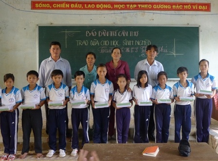 Nụ cười rạng rỡ trên các em học sinh lớp 6 khi được nhận vở mới