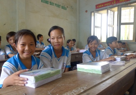 Nụ cười rạng rỡ trên các em học sinh lớp 6 khi được nhận vở mới