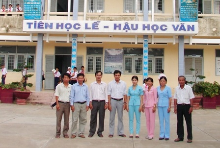 Các thầy cô trường THCS Vĩnh Hòa tham gia tích cực công tác khuyến học trong và ngoài nhà trường.