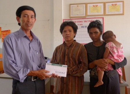 Hơn 50 triệu đồng đến với “vợ chồng mù bán vé số,…”