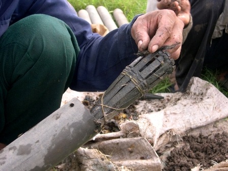 Sau khi cho mồi vào ống trúm thì đặt hom vào miệng trúm và buộc lại