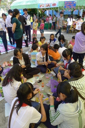 Trong các hoạt động diễn ra tại hội chợ, các học sinh đều sử dụng tiếng Anh để giao tiếp với nhau.