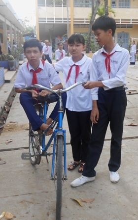 Thương em trai tật nguyền, em Cẩm (