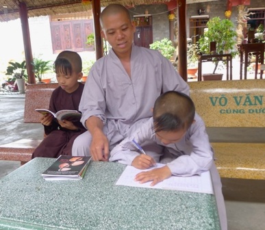 Những giờ nhàn rỗi, Đại Đức Thích Thiện Trung dành thời gian dạy các cháu học hành