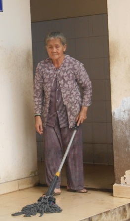 Mẹ già chịu cảnh hôi thối, đổi sự sống cho 2 con