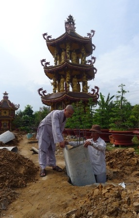 Dù chưa đủ kinh phí nhưng thầy Thiện Trung vẫn tiến hành xây dựng giảng đường