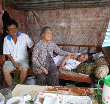 Hàng ngày bà Tư chấp nhận cảnh hôi thối để kiếm tiền đổi lấy sự sống cho hai đứa con trai bệnh tật