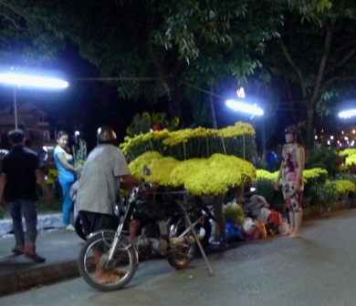 Buổi tối, nhiều bác tài liều mạng chở quá khổ, nhằm kiếm thêm nhu nhập