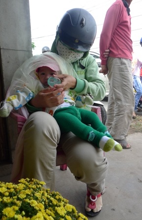 Vất vả nhất là những phụ nữ có con nhỏ, phải tạt vào nhà dân lánh nạn