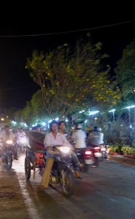 Sẵn sàng trắng đêm nếu có khách nhờ vận chuyển hàng.