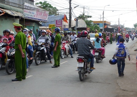 Công an Huyện Thới lai điều động gần 20 chiến sĩ đến lập lại trật tự, điều tiết giao thông