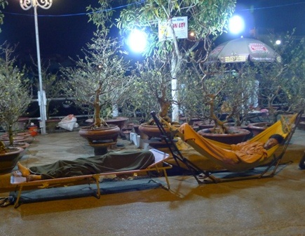 Vất vả từ chuyện ăn ngủ đến chuyện vệ sinh