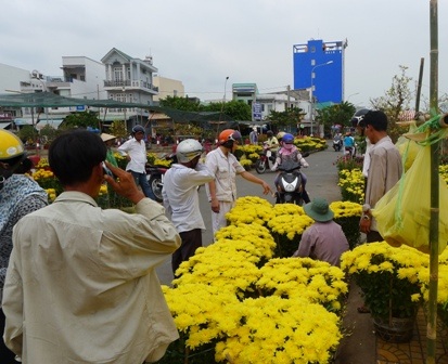 Đợi đến giờ giảm giá nhiều khách hàng mới đi mua
