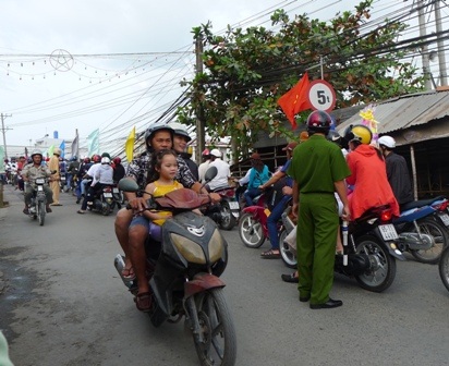 Gần 1 giờ dòng người kẹt cứng hai bên dốc cầu Xẻo Xào mới được khơi thông