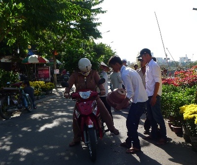 Một số chị em phụ nữ cũng tham gia nghề chạy xe ôm dịp Tết