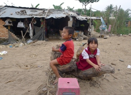 Những đứa trẻ thiệt thòi nơi xóm bắp