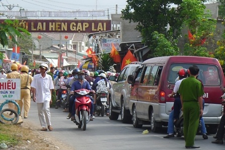 Sau gần 20 phút kẹt cứng, lực lượng chức năng hay tin và đến làm nhiềm vụ