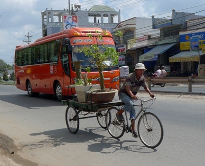 Buổi tối, nhiều bác tài liều mạng chở quá khổ, nhằm kiếm thêm nhu nhập