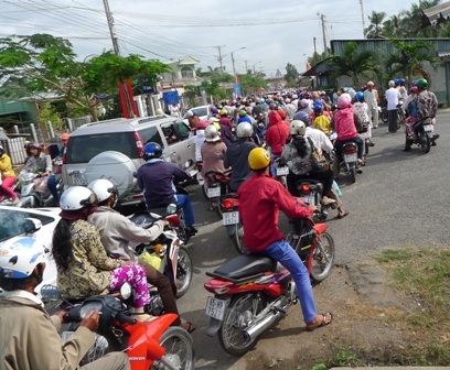 Điểm kẹt xe tại cầu Gạch Nhum kéo dài hơn 2km