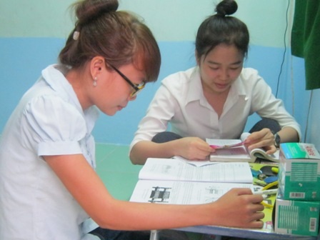 Cô sinh viên gầy nhom cõng bạn đến trường