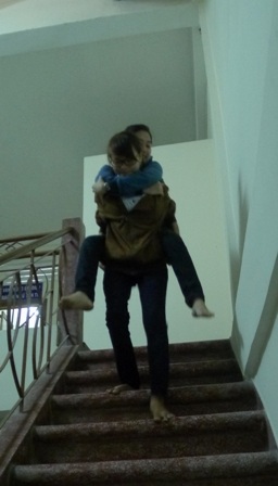 Cô sinh viên gầy nhom cõng bạn đến trường