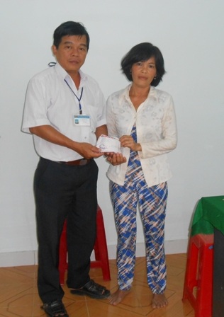 Ông Nguyễn Văn Lê – Phó Chủ tịch UBND xã Nhị Quý trao số tiền