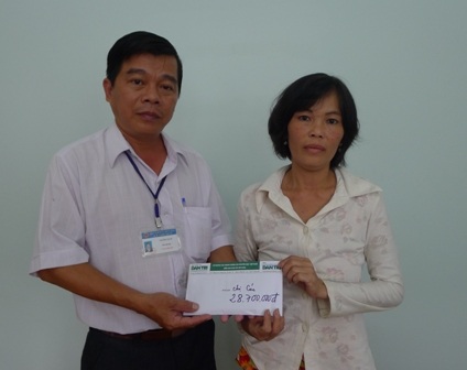 Đại diện bạn đọc Dân trí ông Nguyễn Văn Lê – Phó Chủ tịch UBND xã Nhị Quý trao số tiền