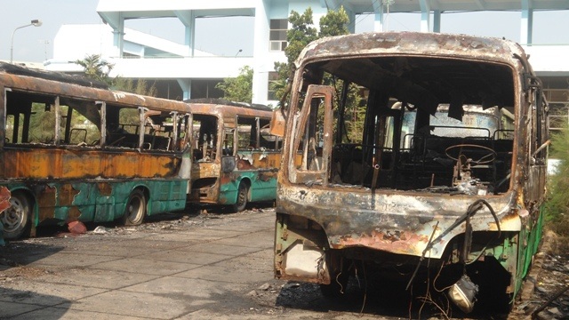 10 xe buýt cháy bí ẩn trong đêm