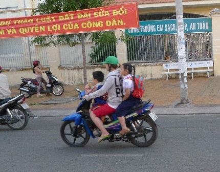 Mặc nhiên cho rằng đi xe đạp điện là không cần đội mũ bảo hiểm.