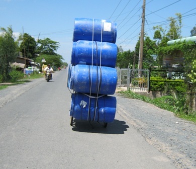 Xe chở kềnh càng, ẩn hoạ khó lường trên đường - 12 Thấy những chiếc xe làm xiếc thế này người dân chỉ biết đứng nhìn