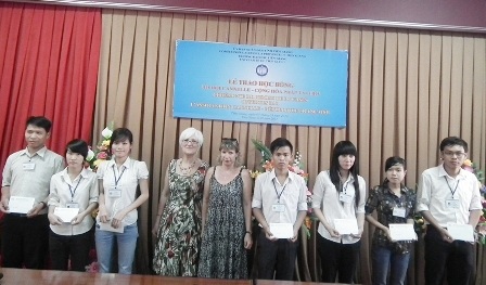 Đại diện Hội Cannelle trao học bổng cho các sinh viên có hoàn cảnh đặc biệt khó khăn