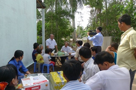 Đông đảo các cơ quan đoàn thể phường Phú Thứ đến dự và tặng quà cho gia đình cụ Gấm