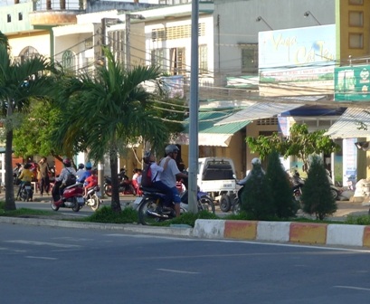 Xe máy vượt dải phân cách