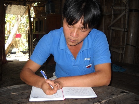 Dù ban tay chỉ có 1 ngón nhưng anh Bình viết chữ rất đẹp