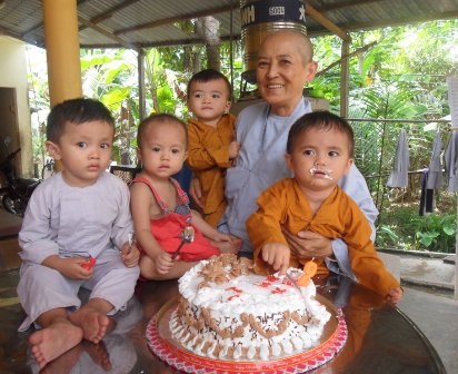 Đến lượt 4 anh em nhà ta cùng cắt bánh