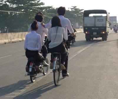 Học sinh có thói quen chạy hàng 2, hàng 3, vừa đi vừa bám tay, đùa giỡn...