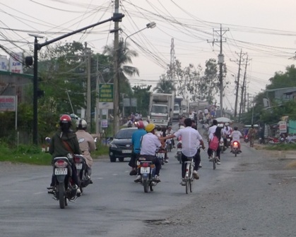 Học sinh có thói quen chạy hàng 2, hàng 3, vừa đi vừa bám tay, đùa giỡn...