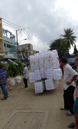 Thấy những chiếc xe làm xiếc thế này người dân chỉ biết đứng nhìn