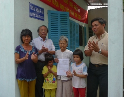 Ấm áp ngày khánh thành nhà Nhân ái giúp bà Phạm Thị Gấm
