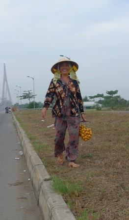 Mang Thanh trà ra cầu Cần Thơ bán